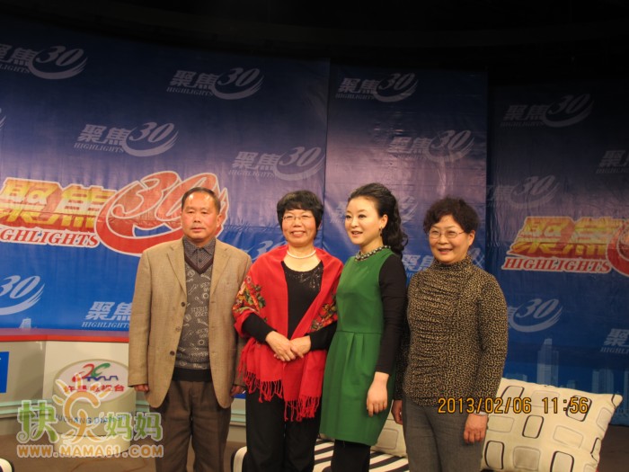 与民间艺术家合影